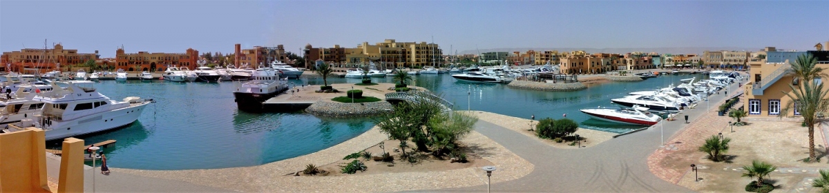 Panorama der Abu Tig Marina in El Gouna (Oceco (Wikimedia))  CC BY-SA 
Informations sur les licences disponibles sous 'Preuve des sources d'images'